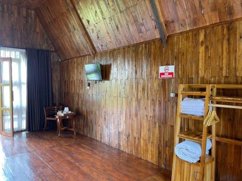 BerniVila Glamping Lembah Kelud Kediri的木墙内带两张双层床的客房