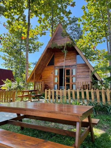 BerniVila Glamping Lembah Kelud Kediri的小木屋前方设有野餐桌