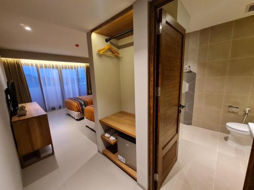 纳闽巴霍Parlezo by Kagum Hotels的一间带卫生间和水槽的浴室