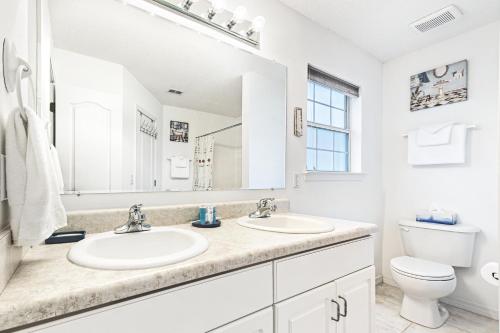 佩尔迪多海滩Charming Pensacola House with All Needed Essentials的白色的浴室设有2个盥洗盆和1个卫生间。