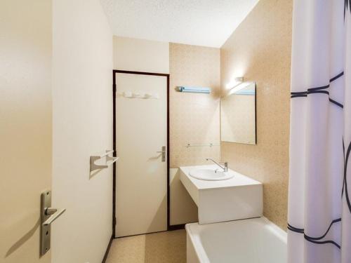 科特雷Appartement Cauterets, 2 pièces, 4 personnes - FR-1-401-92的一间带水槽、卫生间和淋浴的浴室