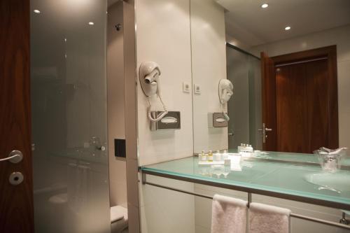 拉·格兰哈·圣·伊尔德拉格兰哈旅馆的一间带水槽和镜子的浴室