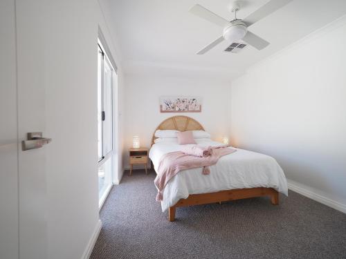 珀斯New Home~close to Airport & Swan Valley inc B/fast 1st Morning~的白色卧室配有床和吊扇