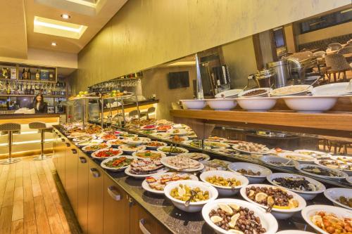 伊斯坦布尔伊斯坦布尔老城梅里托酒店的包含许多食物的自助餐