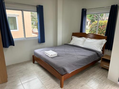 慕斯Plearn Khaoyai Resort的一间带床的卧室,位于带窗户的房间内