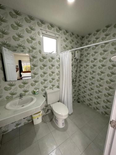 慕斯Plearn Khaoyai Resort的一间带卫生间和水槽的浴室
