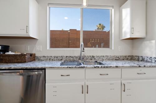 土桑@ Marbella Lane - Elegant & Artistic Home w/ Pool的厨房设有水槽和窗户。