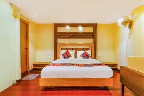 维杰亚瓦达FabHotel Keerthi's Anupama Governor Peta的一间卧室,卧室内配有一张大床