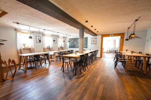 ParkstettenReibersdorfer Hof的用餐室配有木桌和椅子