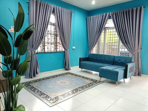 甘榜甘马挽Homestay Kemaman Private Pool Fyna的蓝色的客厅设有蓝色的沙发和窗户。