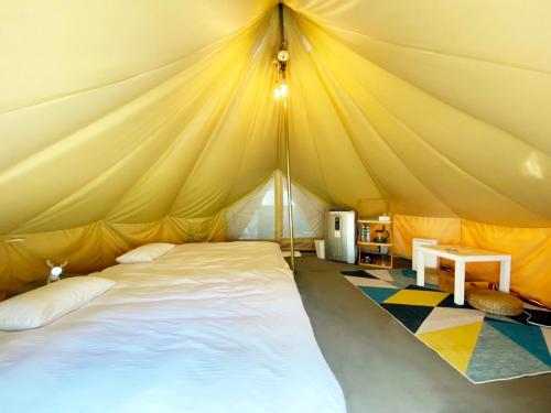 基隆拉波波村的帐篷内一间卧室,配有一张大床
