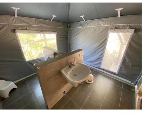 基隆拉波波村的帐篷内带水槽和卫生间的浴室
