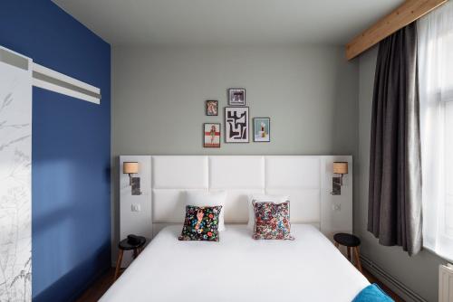里尔greet hotel Lille Gare Flandres - Groupe Accor的卧室配有白色的床和2个枕头