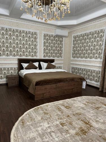 库斯塔奈Grand SPA Hotel的一间卧室配有一张大床和一个吊灯。
