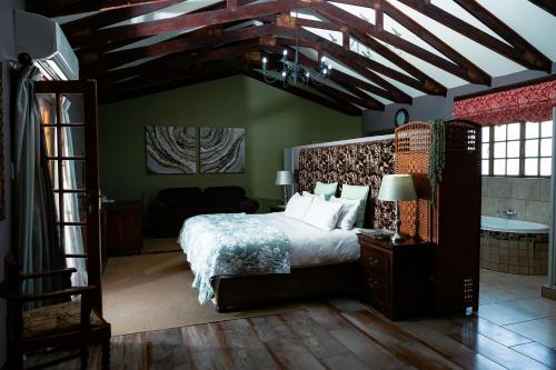 VirginiaMarculem Guest Farm的一间卧室设有一张大床和木制天花板