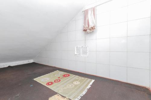 MojokertoRedDoorz Syariah at Mojosari的阁楼间设有瓷砖墙和地毯。