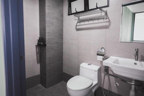 塞贝维Loft Style Duplex w/ Ultimate lakeview @ Sawtelle的浴室配有白色卫生间和盥洗盆。