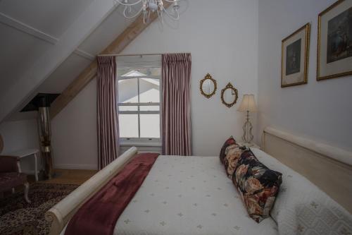 斯韦伦丹Riverside Country House的一间卧室设有一张大床和窗户