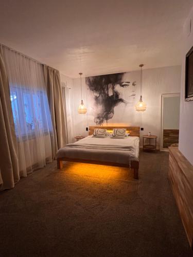 布拉索夫Shard Boutique Hotel-adult only的卧室配有一张床,墙上挂有绘画作品