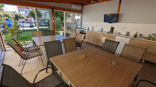 卡瓦拉GreenCity Kavala的带桌椅的房间和厨房