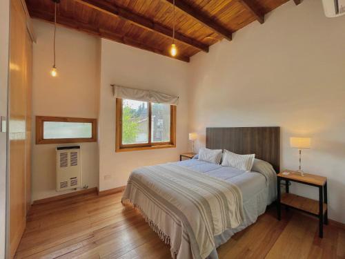 坦迪尔El Cerrito departamento的一间卧室设有一张大床和一个窗户。