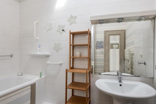 圣马丹德雷Appartement Neptune的白色的浴室设有水槽和镜子