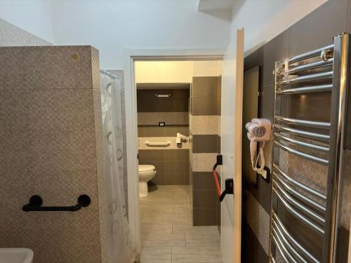 克罗托内Appartamento per famiglie o gruppi di amici Access Point的一间带卫生间和水槽的小浴室