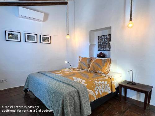佩里那Casita Zayas - Guesthouse的一间卧室配有一张床和一张边桌