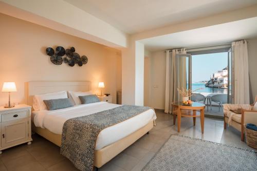迈伊斯蒂梅吉斯提酒店的一间卧室配有一张床,享有海景