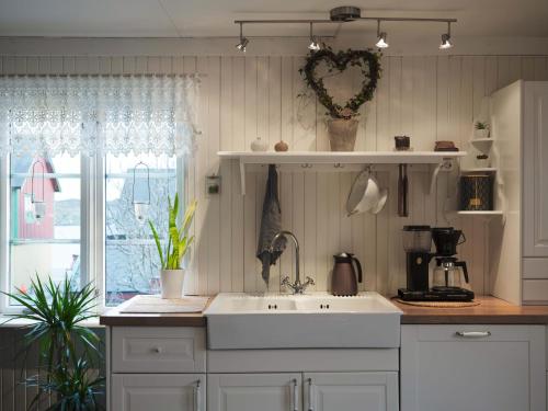 斯塔姆松Lofoten- Fishermans logde with the view的厨房配有白色水槽和窗户