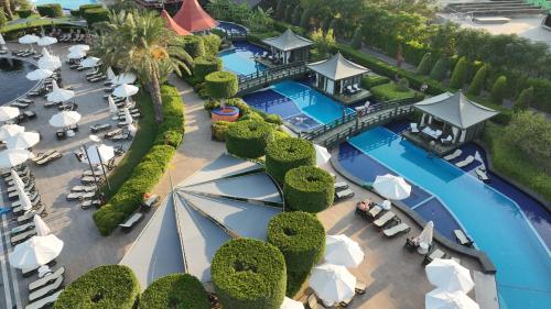 拉瑞Limak Lara Deluxe Hotel & Resort Antalya的享有带游泳池的度假村的顶部景致