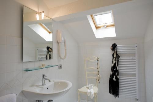 帕多瓦阿尔法贾诺艺术酒店的白色的浴室设有水槽和镜子