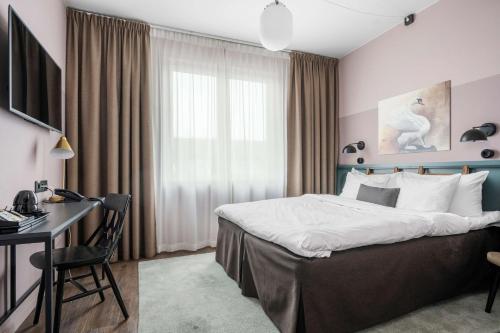 恩厄尔霍尔姆普鲁斯胡斯57贝斯特维斯特酒店的配有一张床和一张书桌的酒店客房