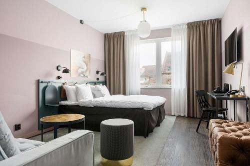 恩厄尔霍尔姆普鲁斯胡斯57贝斯特维斯特酒店的酒店客房,配有床和沙发