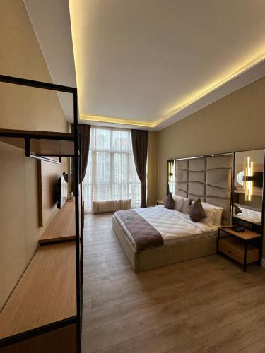 伊斯坦布尔Berfinn Hotel Ortaköy的一间卧室设有一张床和一个大窗户