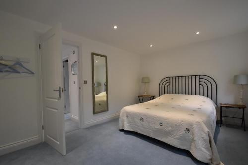 拉伊Southbank的白色卧室配有床和镜子