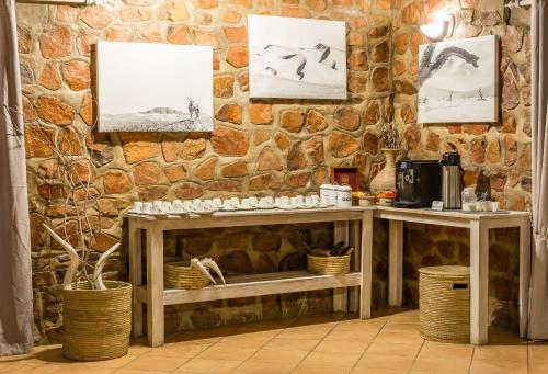塞斯瑞姆Elegant Desert Lodge的客房内的石墙和两张桌子