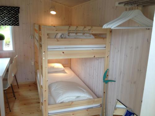 ÅshammarVLS Stugby的小屋内的双层床