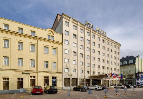 俄斯特拉发俄斯特拉发帝国酒店的停车场内停放汽车的大型建筑