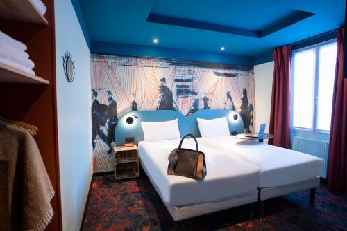 巴黎Ibis Styles Paris Batignolles的一间卧室配有一张壁画床
