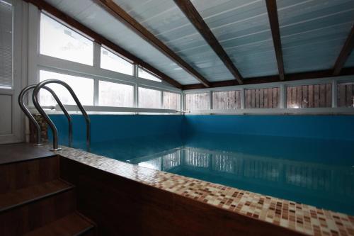 比斯克Art-eco-hotel Altai的窗户客房内的大型游泳池