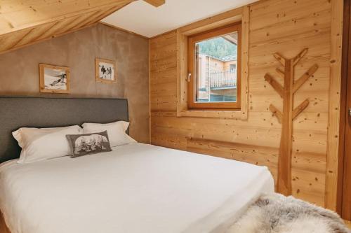 夏蒙尼-勃朗峰Chalet Isabella : cozy & comfy in central Chamonix的卧室配有白色的床和窗户。