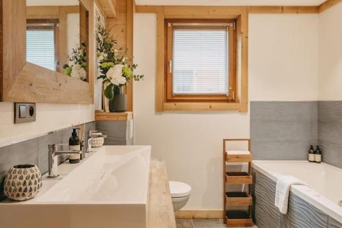 夏蒙尼-勃朗峰Chalet Isabella : cozy & comfy in central Chamonix的带浴缸、盥洗盆和卫生间的浴室
