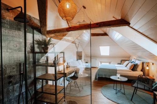 穆尔滕Zimmerei的一间卧室配有一张床,房间设有楼梯
