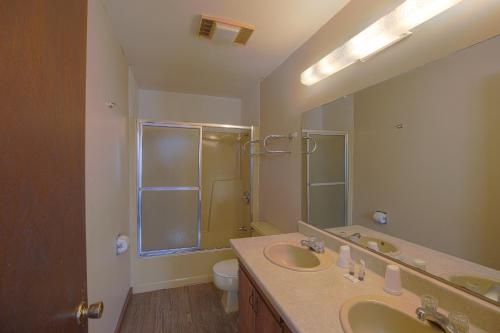 TomahawkLove Hotels Tomahawk at Lake Mohawksin WI的浴室设有2个水槽、卫生间和镜子。