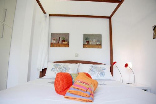 阿菲托斯Villa Evita , suites 1, Athytos,63m2,a/c,privacy的卧室配有白色的床和2个枕头