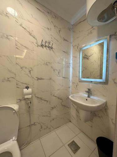 Ash Shumaysānīprivet (37)near downtown kh&sh的白色的浴室设有水槽和卫生间。