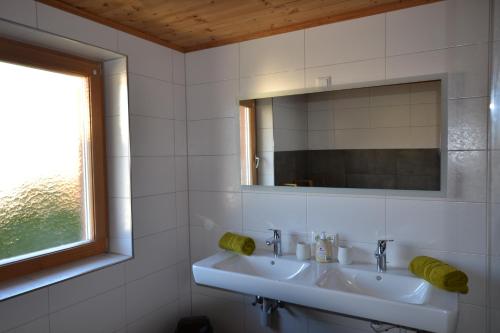 贝曹Ferienwohnung Känzeleblick的白色的浴室设有水槽和镜子