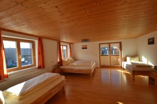 贝曹Ferienwohnung Känzeleblick的大房间设有两张床和两个窗户