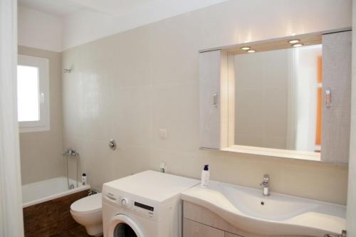 阿菲托斯Villa Evita , suites 1, Athytos,63m2,a/c,privacy的一间带水槽、卫生间和镜子的浴室